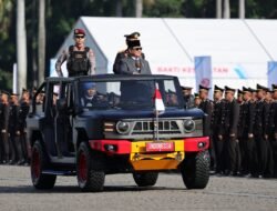 Kapolri dan Presiden Kenakan Tanda Kehormatan Bintang Bhayangkara Utama Saat Pimpin Upacara HUT Bhayangkara ke-79