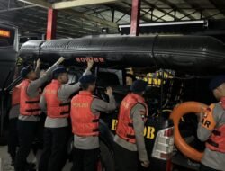 Brimob Polda Metro Jaya Laksanakan Patroli SAR di Wilayah Tangsel, Bantu Warga Terdampak Genangan Air