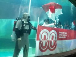 Pengibaran Bendera Merah Putih dan Pembacaan Naskah proklamasi Bersama Hiu Jadi Magnet di HUT ke-80 RI Ancol