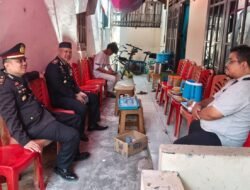 Kapolsek Bekasi Barat dan Kapolsek Jatiasih Takziah ke Rumah Wartawan yang Istrinya Meninggal Dunia