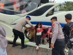 Polisi Baik Polres Kepulauan Seribu Bantu Penumpang Turun dari Kapal di Dermaga 16 Marina Ancol, Pastikan Keselamatan dan Kenyamanan Wisatawan