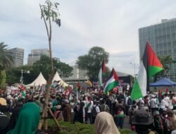 *Brimob Polda Metro Jaya Amankan Aksi Bela Palestina di Sekitar Kedubes AS*