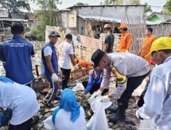 Bhabinkamtibmas Pulau Lancang Bersama Warga Gelar Kerja Bakti dan PSN Serentak di Pulau Pari