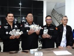 Tim Penyidik Kejati Kepri Menerima Pengembalian Kerugian Keuangan Negara Sebesar $272.497 dari Dirut PT BDP dalam Perkara Tipikor PNBP.