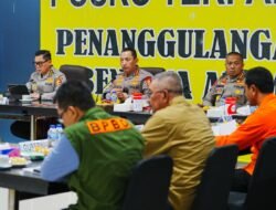 *Kapolri Pimpin Rakor Bencana dengan Forkopimda Sumut, Bahu Membahu Tangani Bencana*