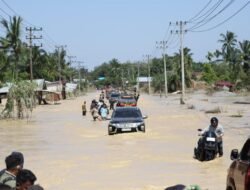 Kapolda Aceh “Menerobos” Lumpur dan Banjir tiba di Tamiang, pastikan penanganan banjir berjalan cepat dan terkoordinasi.