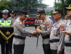 *Wakapolda Metro Jaya Berikan Penghargaan Pos Terbaik Ops Lilin Jaya 2025*