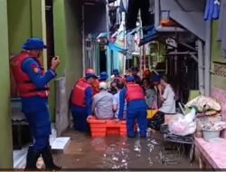 *Sigap di Tengah Banjir, Tim SAR Ditpolairud Polda Metro Jaya Evakuasi Warga*