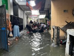 *Siaga Kemanusiaan, Gegana Brimob Metro Jaya Evakuasi Warga Terdampak Banjir di Jakbar*