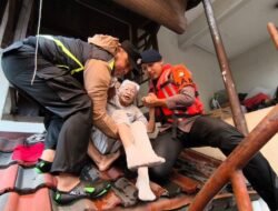 *Banjir 2 Meter Rendam Bangka V Jaksel, Brimob Evakuasi Warga*