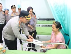 Kapolres Metro Bekasi Kota Jenguk 17 Korban Kebakaran Cimuning, Salurkan Tali Asih dan Dukungan Moril*