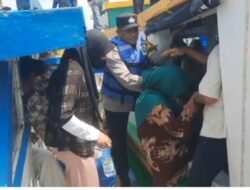 Aksi Cepat Polisi Evakuasi 54 Penumpang KM Ansori Mati Mesin di Perairan Kepulauan Seribu, Semua Selamat*