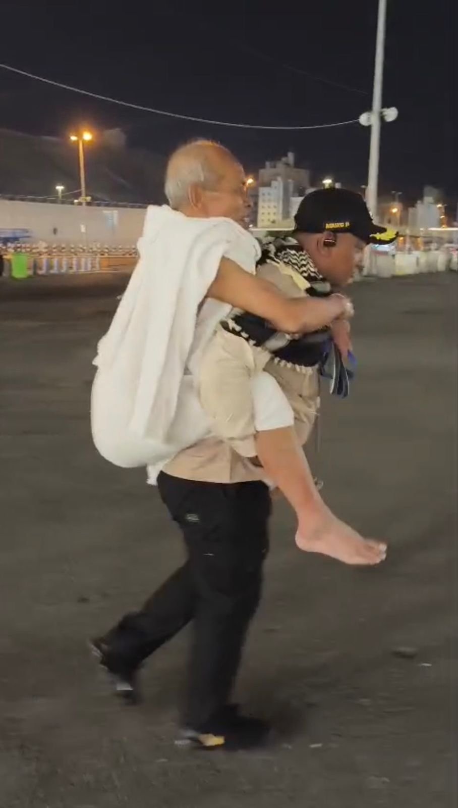 Aksi Humanis Personel Polri di Mekah, Gendong Jemaah Lansia yang Terjatuh Usai Umrah Wajib